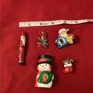 Five Christmas themed brooches lot